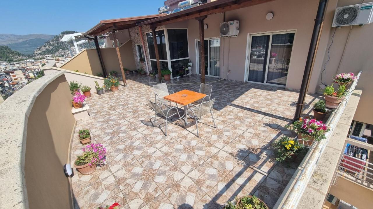 Luis Penthouse Apartman Berat Kültér fotó