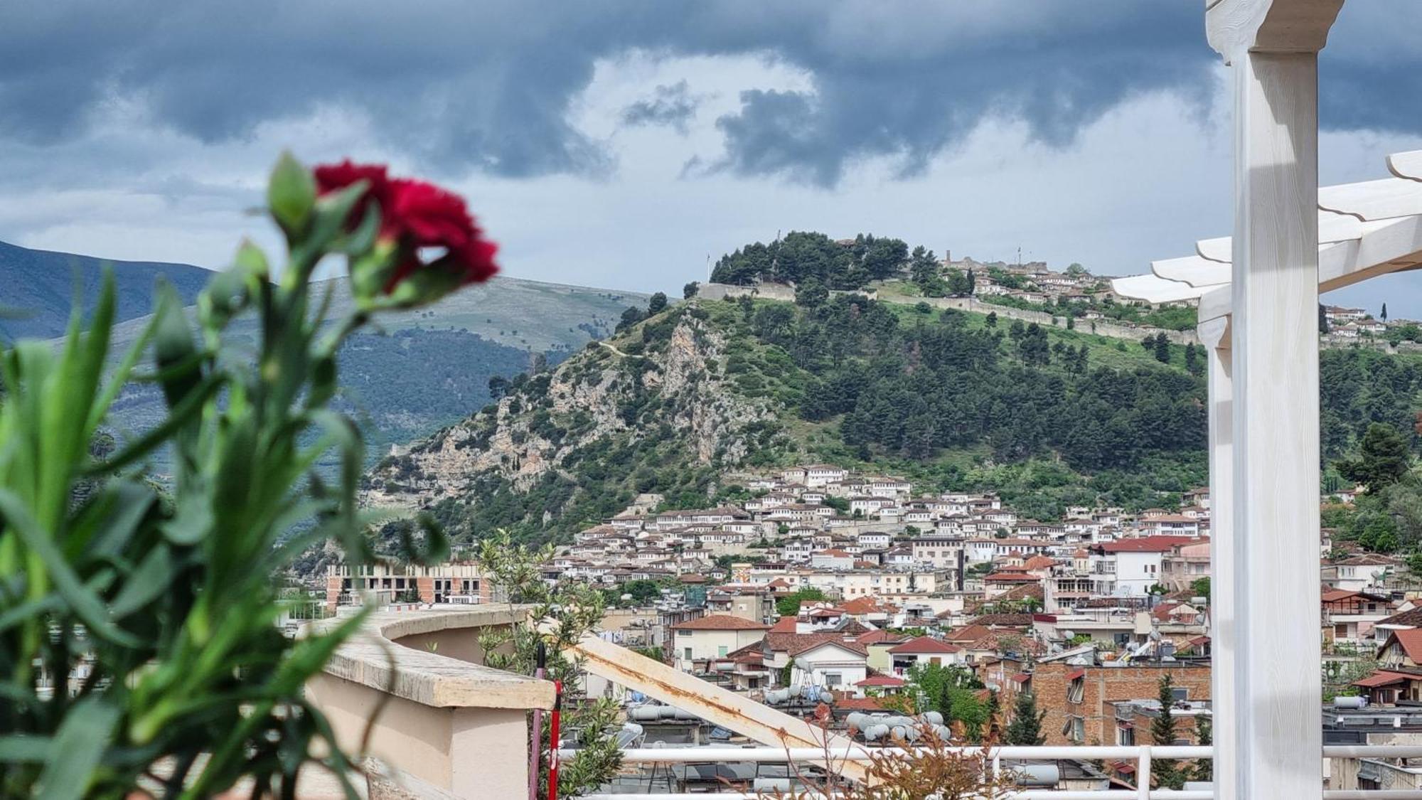 Luis Penthouse Apartman Berat Kültér fotó